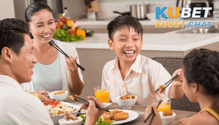 Mơ thấy ăn cơm là điềm gì? Nên đánh số mấy với giấc mơ này? 2 Mơ thấy ăn cơm cùng gia đình