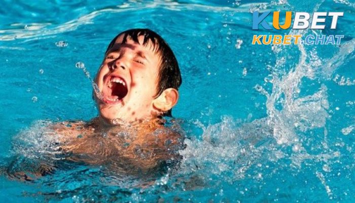 6 điều tích cực đến với bạn khi nằm mơ thấy con trai mình 3 Mơ thấy con trai mình bị đuối nước