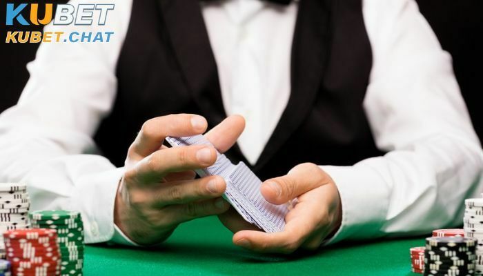 Dealer Poker - Bí mật về người chia bài trong casino 3 Những trường hợp Dealer Poker cần giao tiếp với nhà cái