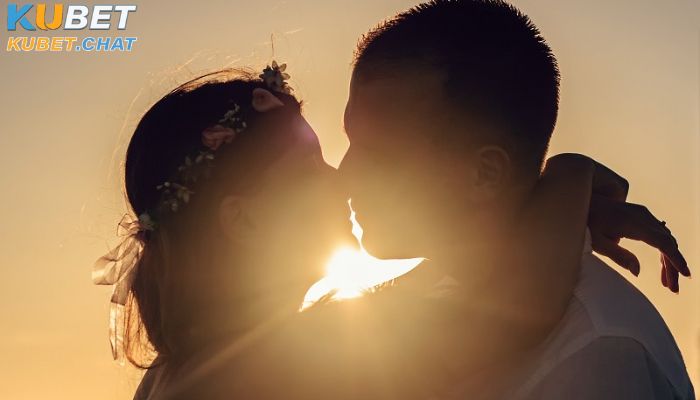 Mơ thấy hôn nhau đánh số nào chuẩn và có ý nghĩa gì? 2 Bạn mơ thấy hôn nhau với người nổi tiếng