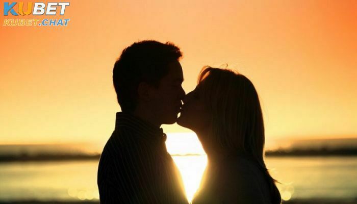 Mơ thấy hôn nhau đánh số nào chuẩn và có ý nghĩa gì? 1 Mơ thấy hôn nhau chứng tỏ đời sống tình cảm của ta đang rất tốt đẹp.