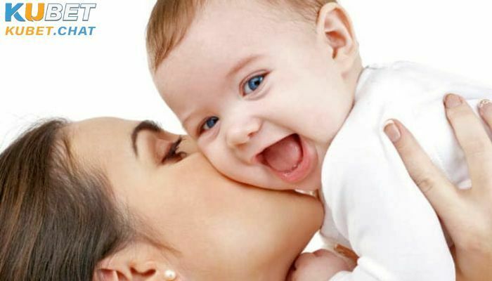 Mơ thấy hôn nhau đánh số nào chuẩn và có ý nghĩa gì? 3 Trong khi ngủ thấy mình đang hôn em bé